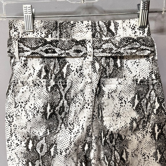 Akira White Snakeskin Skinny Jeans. Size 5 - Picture 4 of 5